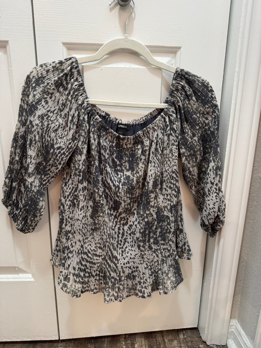 Express Grey & White Textured Peasant Blouse- Women’s size small
